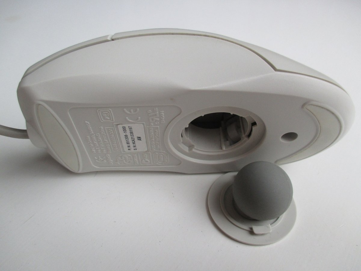 Ratón mecánico movido por una trackball