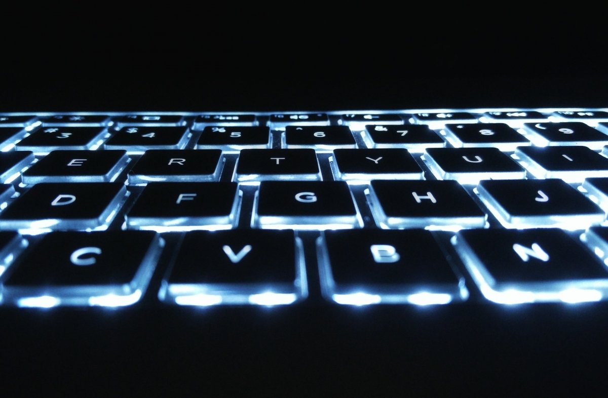 Teclado moderno retroiluminado