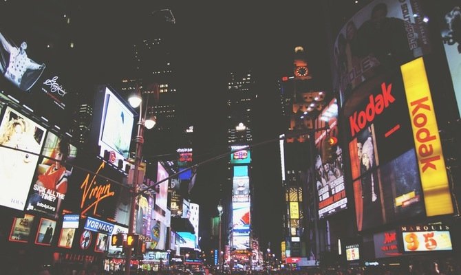 Anuncios publicitarios nocturnos