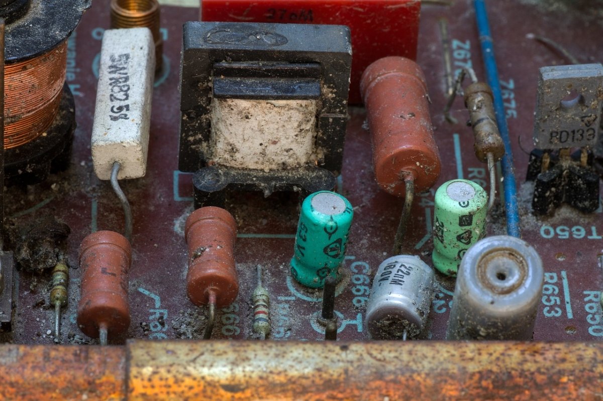 Componentes electrónicos en un vertedero