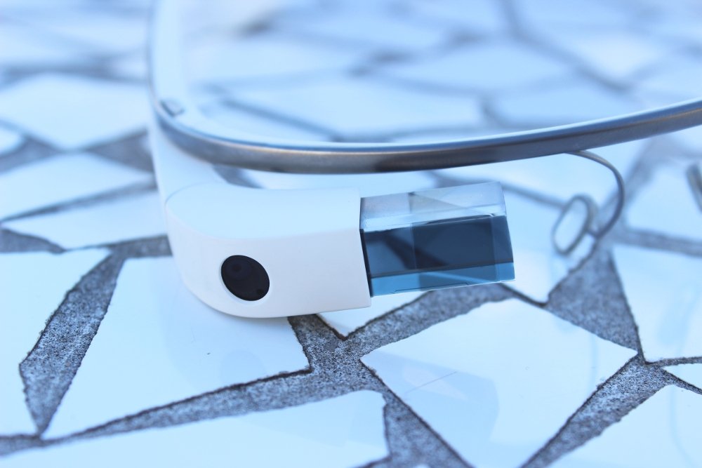 Detalle de la pantalla, cámara y puente de las Google Glass