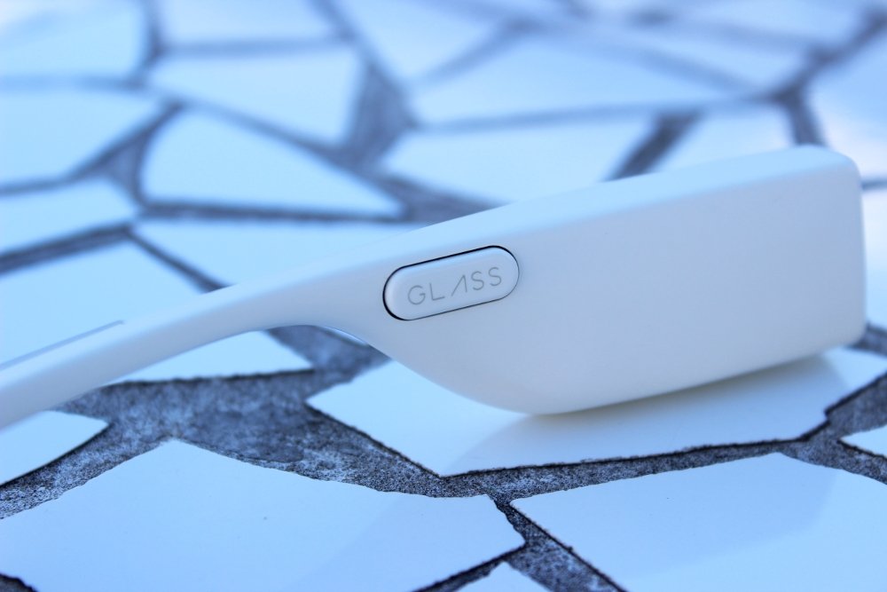 Detalle del sistema de conducción ósea para el audio de las Google Glass