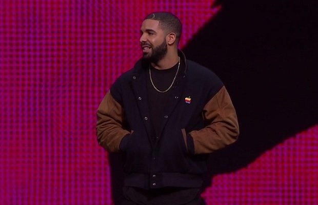 Drake y su chaqueta con logo prehistórico de Apple
