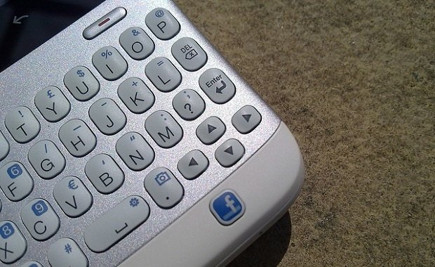 El teclado y botón de Facebook del HTC ChaCha