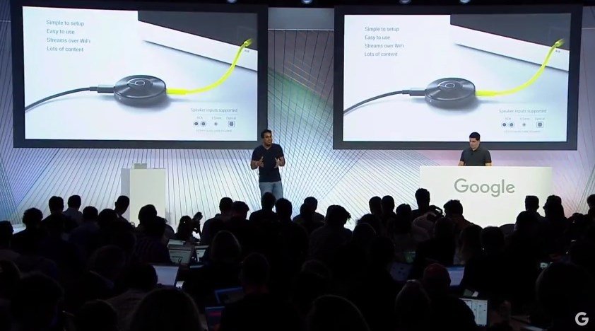 En las pantallas de la sala de conferencias un Chromecast Audio conectado