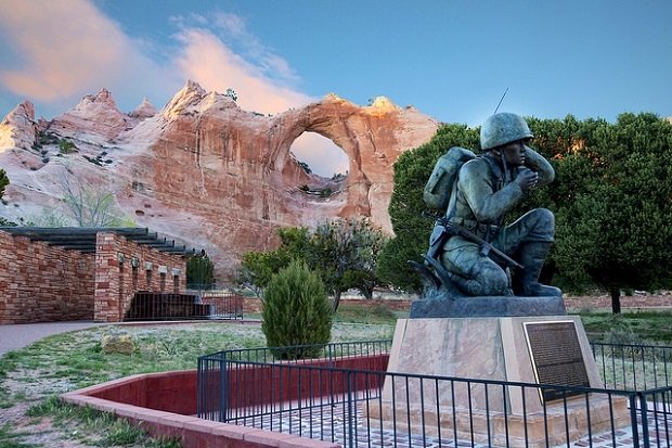 Estatua que rinde homenaje a los locutores de código navajos