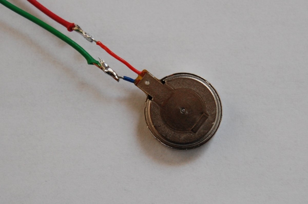 Este pequeño motor se encarga de hacer que nuestro teléfono vibre