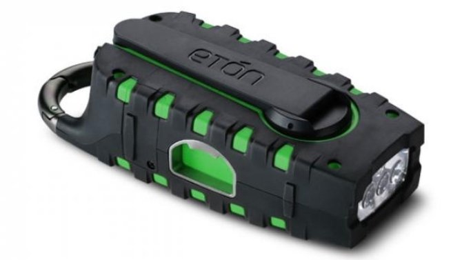 Eton Scorpion: linterna, cargador solar y radio todo en uno.