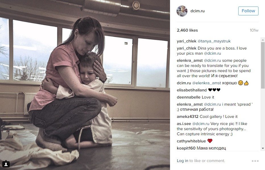Foto de una madre consolando a su hijo