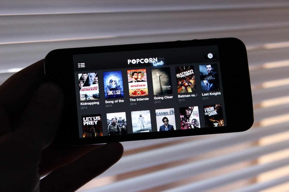 iPhone con Popcorn Time corriendo