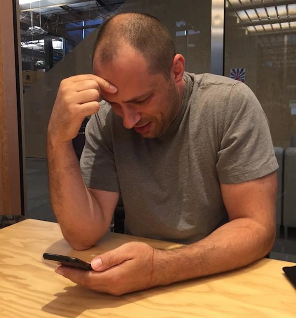 Koum fotografiado por Zuckerberg en el momento de notificar la buena noticia