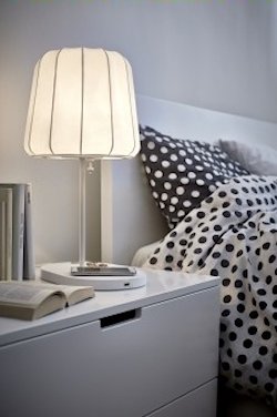 Lámpara de IKEA con punto de carga inalámbrico