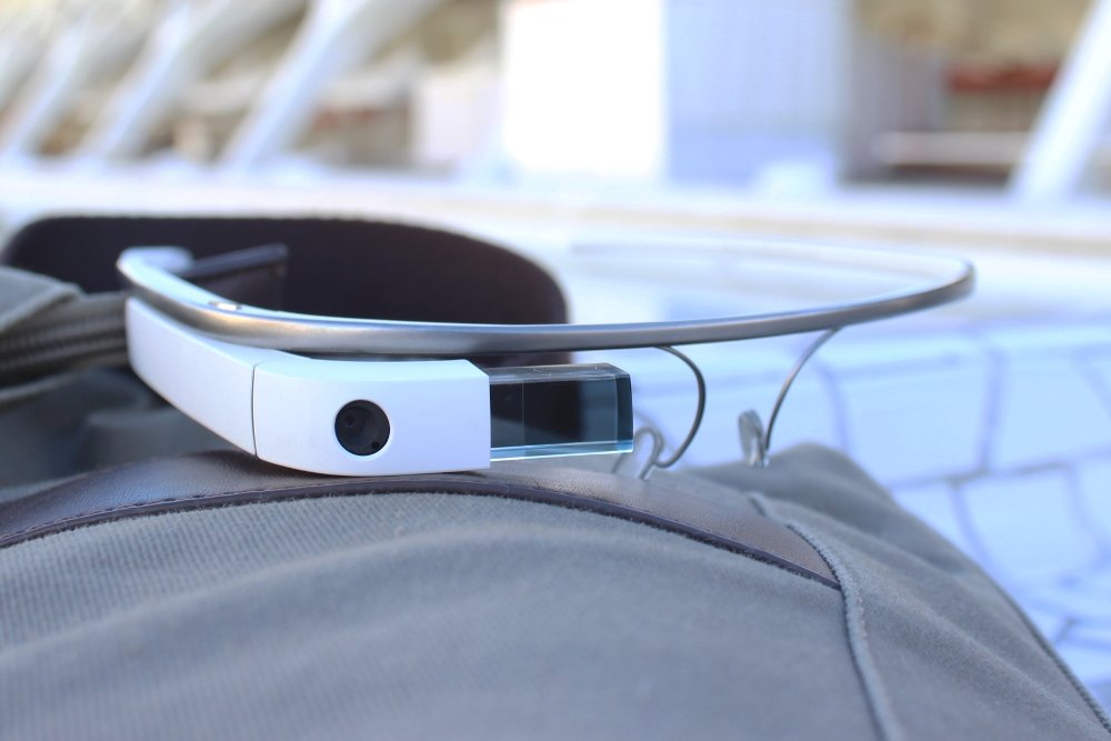 Las Google Glass descansando sobre una mochila