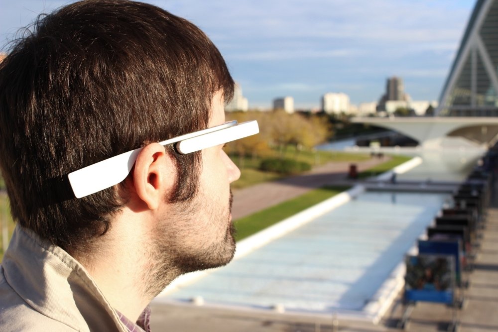 Las Google Glass siendo llevadas