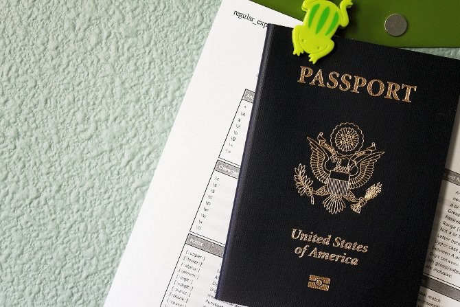 Lo de llevar documentos encima como el pasaporte podría ser pronto algo del pasado