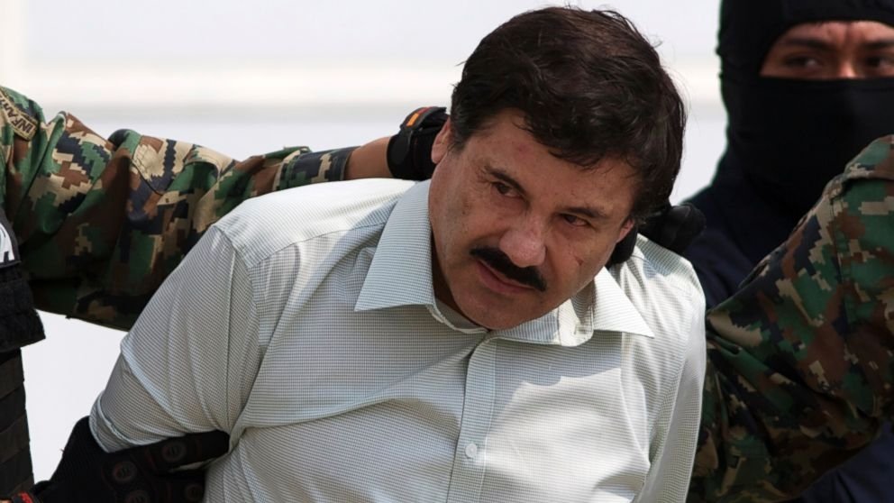 El Chapo Guzmán siendo conducido detenido por el ejército de México