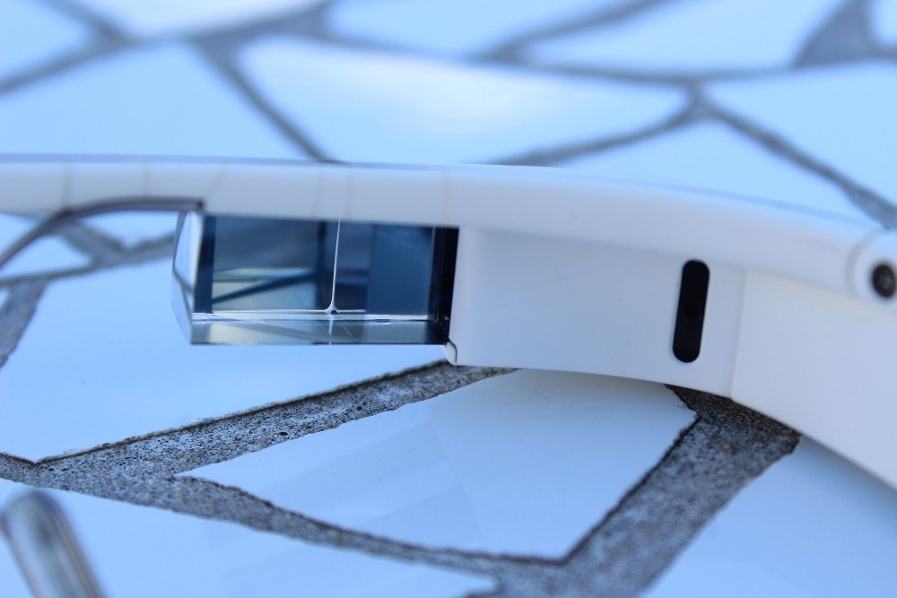 Parte derecha y puente de las Google Glass en detalle