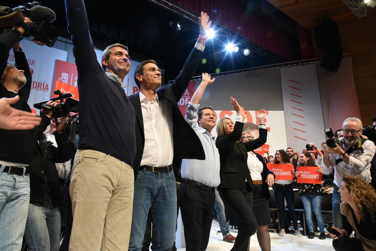 Pedro Sánchez, del PSOE, saludando en un mitin de campaña