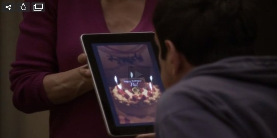 Phil soplando unas velas virtuales. Deseo concedido.