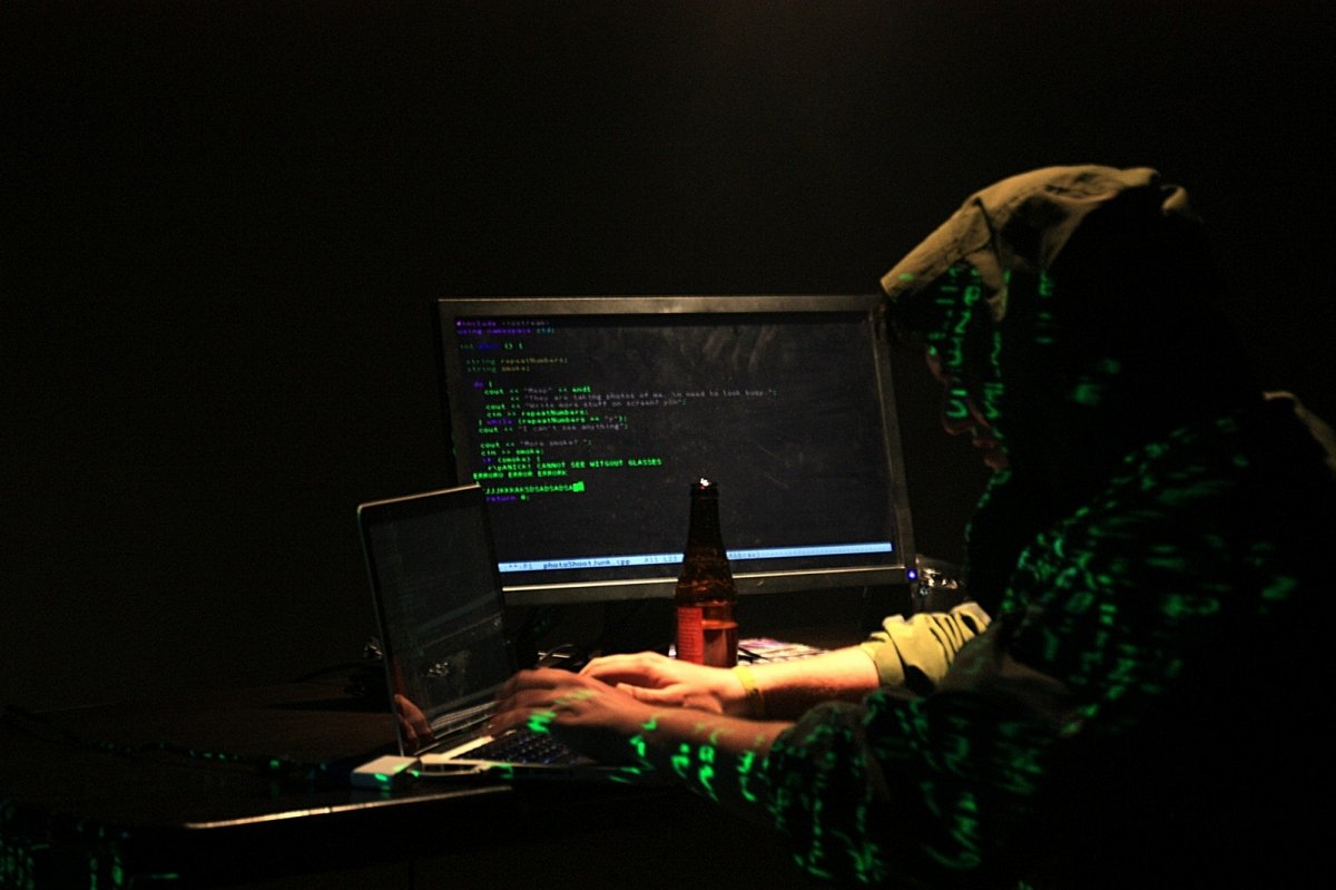 Representación de un hacker trabajando