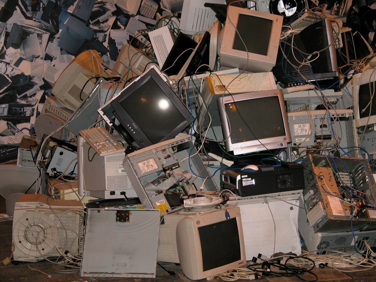 Residuos electrónicos en una planta de reciclaje