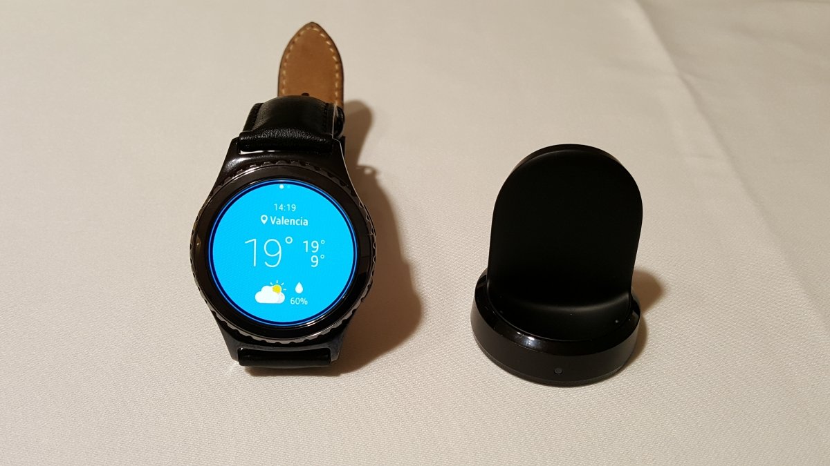 Samsung Gear S2 con plug de carga