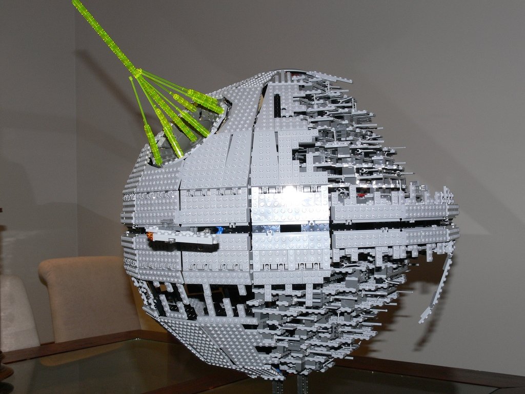 Si Lord Vader quería abaratar costes debió pensar en construirla con Lego