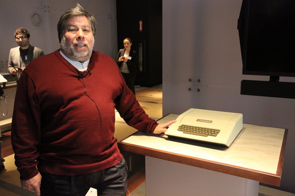 Steve Wozniak con un Apple II