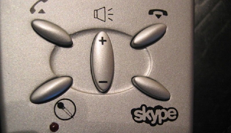 Un teléfono con un botón exclusivo para llamadas por Skype