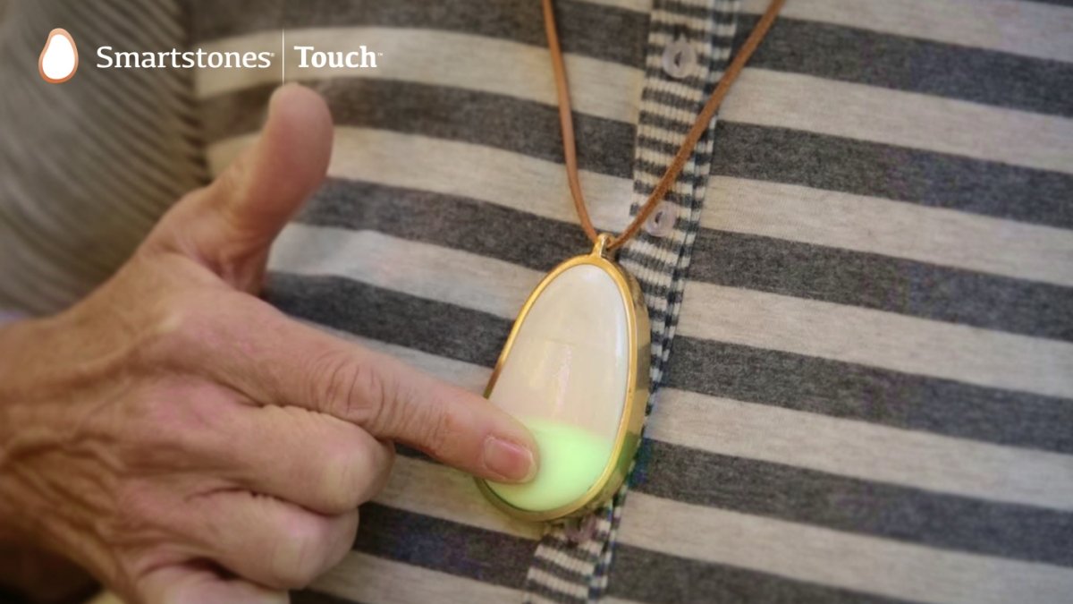 Una Smartstones para mantener el contacto con una persona mayor