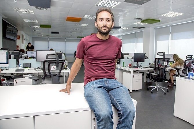 Adán Muñoz en las instalaciones de bq