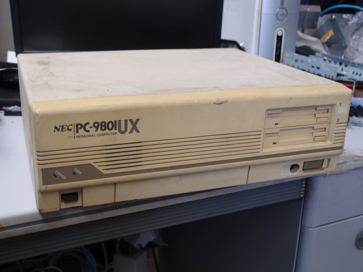 Antiguo ordenador NEC con procesador 286