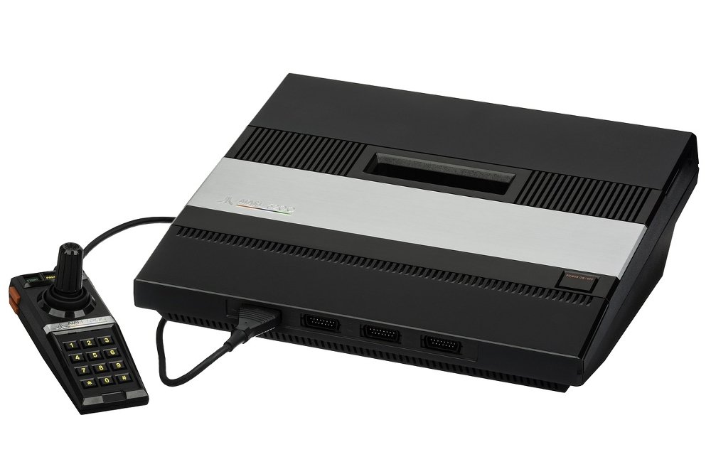 Atari 5200 con uno de sus accesorios