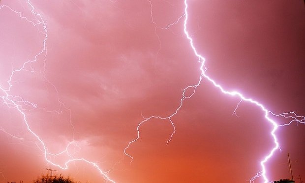Aunque no tanto como una tormenta eléctrica, pero pulsar una tecla también genera voltaje