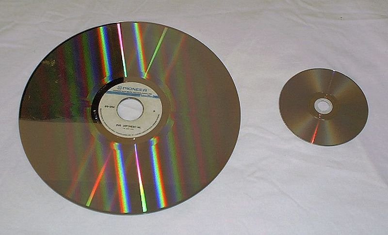 Comparativa de tamaño entre un LD y un DVD
