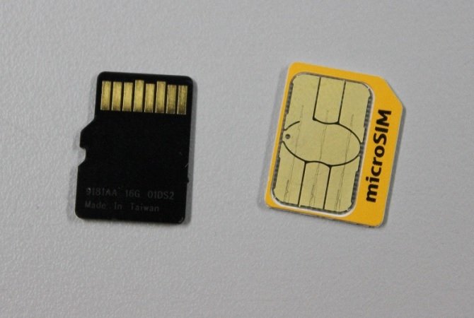 Comparativa de una tajeta SIM y una tarjeta SD