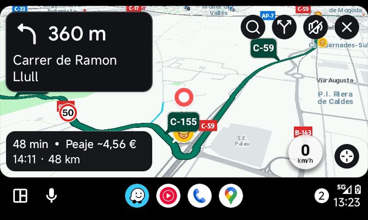 Cuando estés compartiendo tu posición, Waze te lo indica con una línea verde