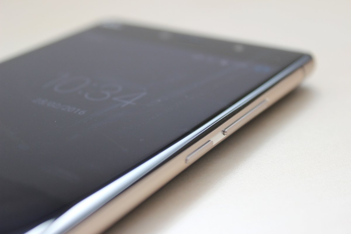 Detalle de la pantalla curva del Wiko Fever