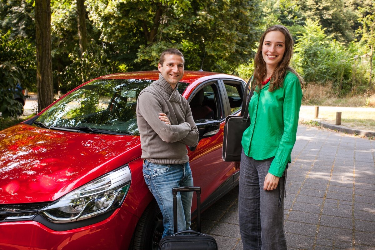 Dos usuarios de Blablacar posan frente a su coche