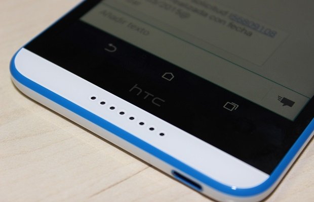 El altavoz HTC BoomSound de la parte inferior del Desire 820