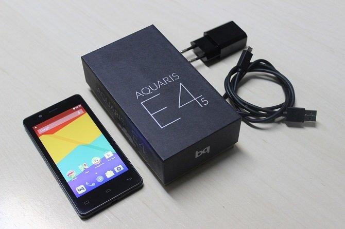 El bq Aquaris E4.5 junto a su cargador