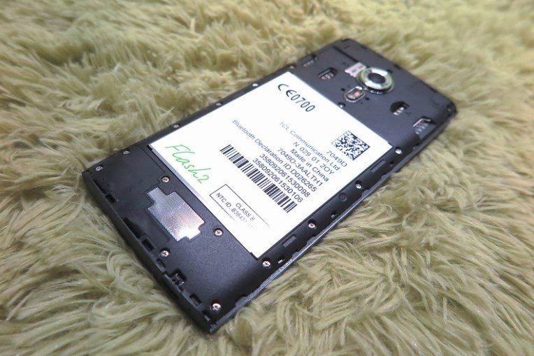 El IMEI se puede encontrar adherido al teléfono