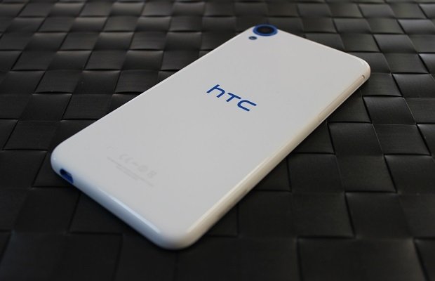 El plástico del HTC Desire 820 en blanco Santorini