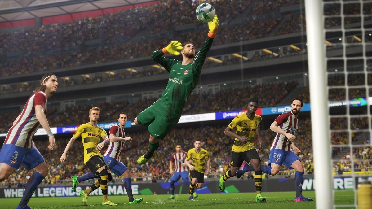 El portero del Atlético hace una parada en PES 2018