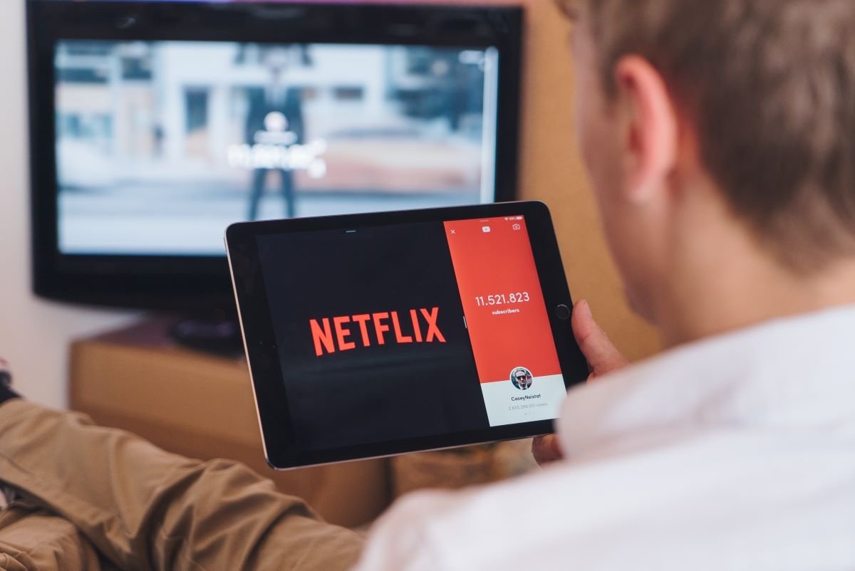El precio de la suscripción básica de Netflix podría bajar si lo ves con anuncios.
