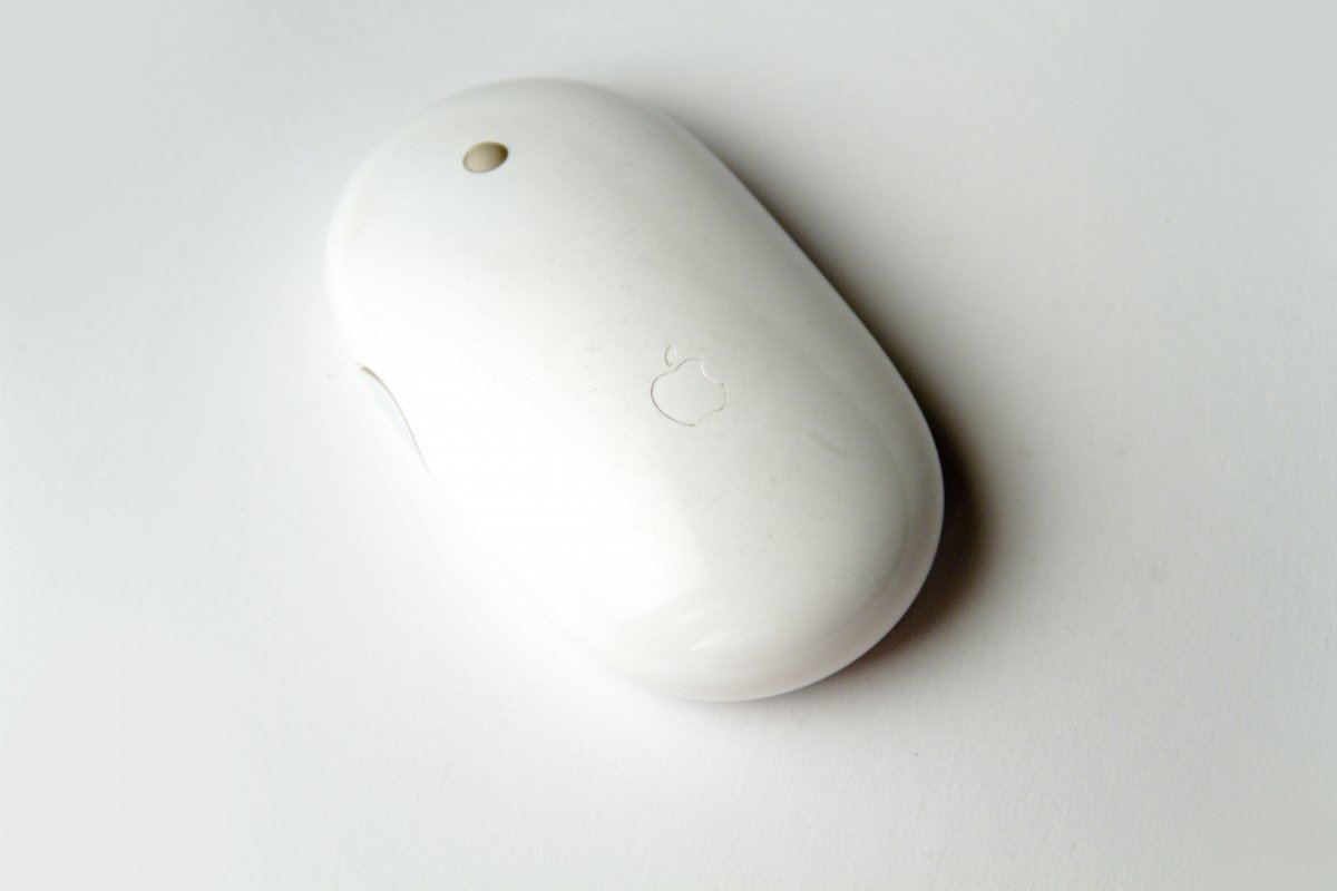 El ratón de Apple consta de una superficie lista táctil y carece de botones