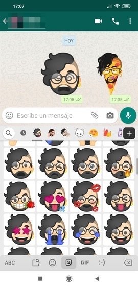 Emoji Mini en una conversación de WhatsApp