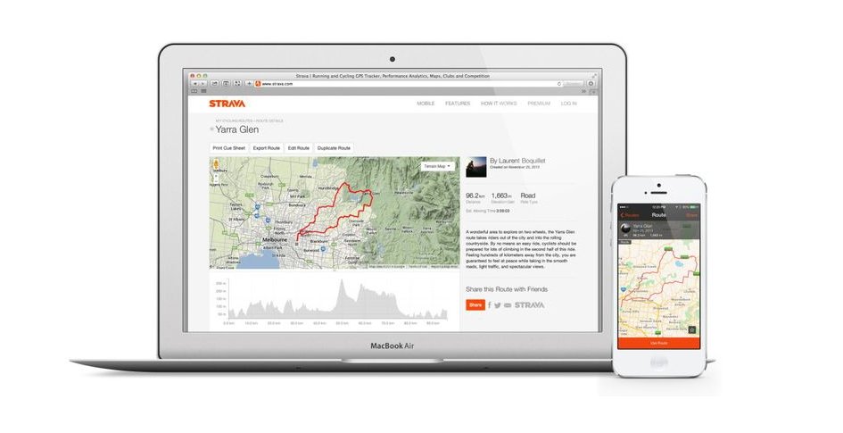 Un MacBook Air y un iPhone con la app Strava