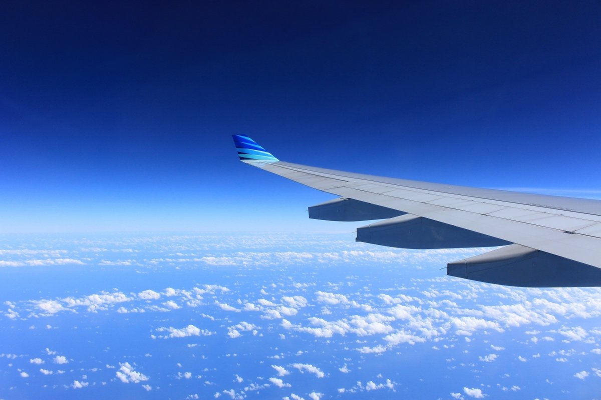 Fotografía del ala de un avión en pleno vuelo