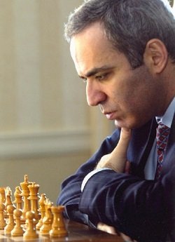 Garry Kasparov pensativo